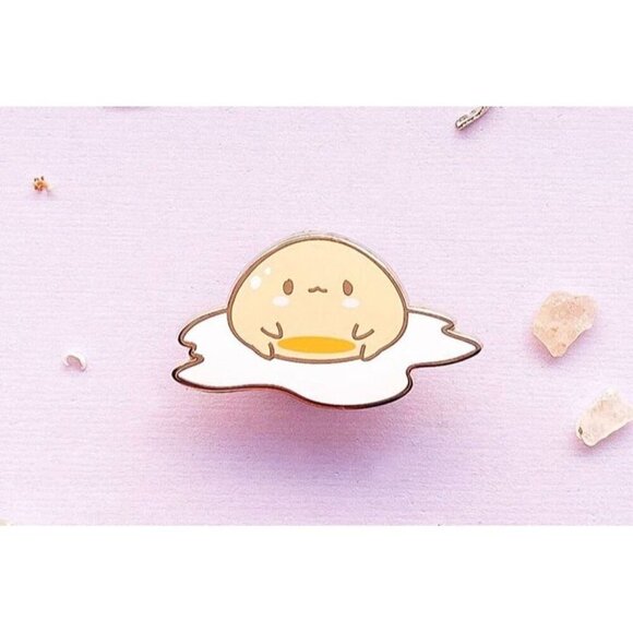 Sunny Side Up Egg Enamel Pin - Kawaii Brooch - Gold Plated Jewelry - Picture 3 of 7